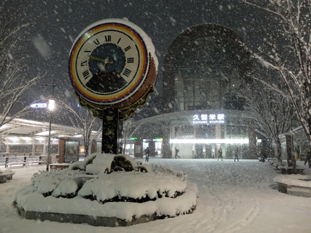 雪が降り積もる今朝のＪＲ久留米駅。