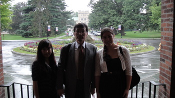キャンパスを案内した市澤マリアさんと中国の留学生と記念写真