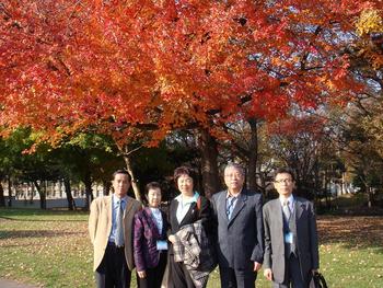 札幌北大キャンパスにある紅葉をバックにして北国の記憶を残す。