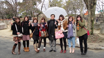 大阪城の登り道で偶然であった見知らぬ日本女子大たちと記念写真