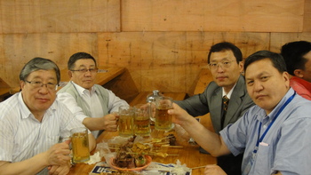 モンゴル国家発展委員会主席バトバヤル三人とビール屋台で飲む