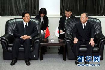 胡錦濤主席、北京日本大使館で日本の震災犠牲者にお悔やみ（２）