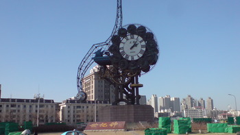 天津駅右側、解放橋のすぐ手前にある「世紀時計」（1月26日）