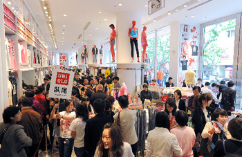 ユニクロが上海で世界最大店舗を開店、顧客殺到（１）