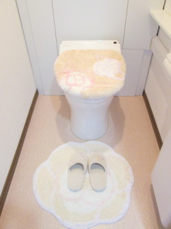 【トイレ風水】トイレマット、ふたカバー、スリッパはこまめに洗う