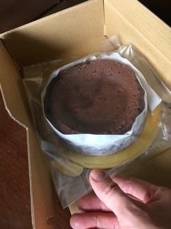 チョコレートケーキ　～　箱から開けました編　～