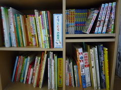 子供の本棚。