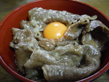 今日のお昼は黒毛和牛の霜ふり肉で牛肉丼でした(^o^)！