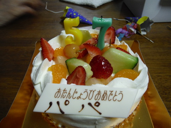 昨日は誕生日(^。^)y-.。o○恒例のケーキは５７　！