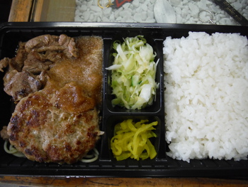 今日のお昼はベントハウスの弁当にいわしとイカの天ぷらでした！