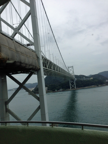 関門橋を眺めながらふく天丼を！