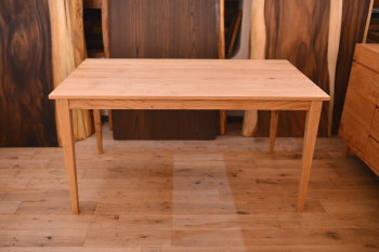 ナチュラルな風合いが素敵な無垢クリ材を使ったテーブル×2台完成！