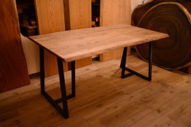 耳付き天板×マットブラックアイアン脚テーブルとクリの引き出し付きテーブル完成！