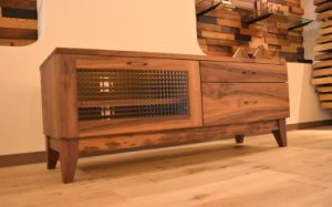 古材風のウォールナットテレビボード完成！