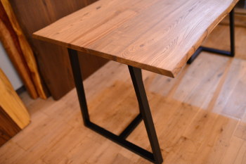 耳付きクリ材テーブル×トライアングル鉄脚を組み合わせたテーブル完成！