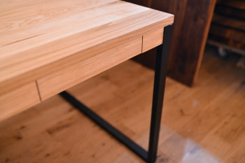無垢クリ材×マットブラックアイアン脚を組み合わせた引き出し付きテーブル完成！