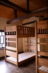 白壁古民家を活かしたゲストハウス（福岡県吉井町）へ沢山のベッドを納品してきました。