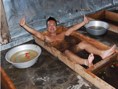 幸せ探索「ブータンの伝統的なお風呂にチャレンジ」