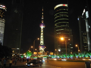上海タワーを望む