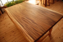 ソファベンチに合わせた モンキーポッド一枚板テーブル完成！