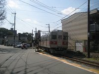 道路を走る熊本電鉄