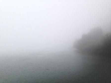 霧に覆われた北山ダム