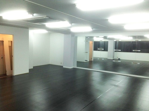 福岡市天神にてダンススタジオの内装工事事例（床工事）
