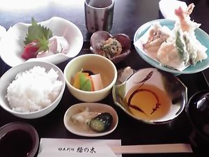 刺身と天ぷら御膳と家族