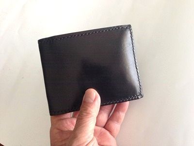 シンプルな二つ折り財布