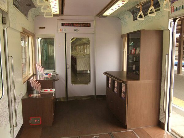 太宰府観光列車「旅人」の車内を見る