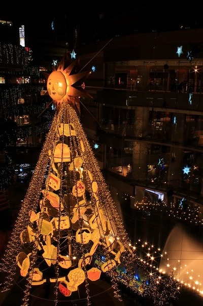 太陽のクリスマス光のツリー