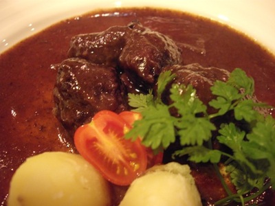 仔牛ほほ肉の赤ワイン煮込み
