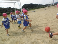 浜辺遊びにサッカー教室