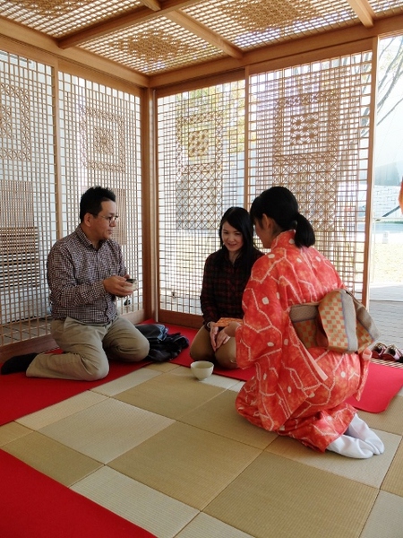 大川組子の茶室で茶会。