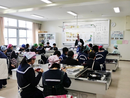 古賀中学校で開催した鶏すき授業の２日目。