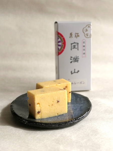 梅園菓子処の「ラムレーズン宝満山」。