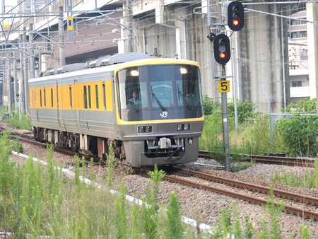 ＪＲ西日本のキヤ１４１系気動車が久留米駅へ。