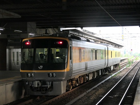 ＪＲ西日本のキヤ１４１系気動車が久留米駅へ。