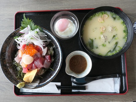 おさかな市場しげながの特選海鮮丼大盛り。