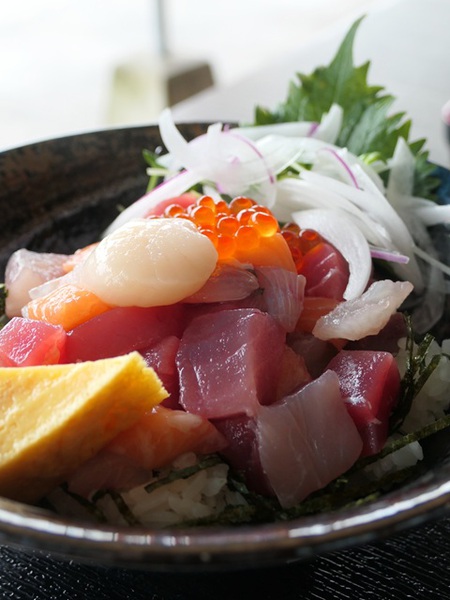 おさかな市場しげながの特選海鮮丼大盛り。