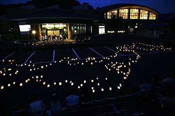 日本福島県いわき市中央公民館で行われた３・１１黙祷儀式
