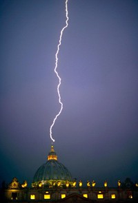 ローマ法王が退位表明した日、大聖堂に雷が落ちる