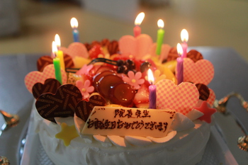 スタッフで院長先生の誕生日を祝いました。(*^^*)