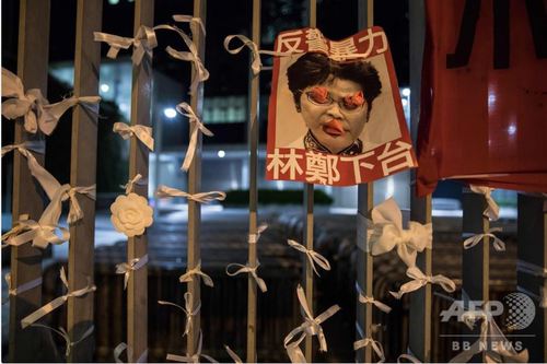 香港の政府庁舎外に張り出された、林鄭長官の辞任を求めるポスター