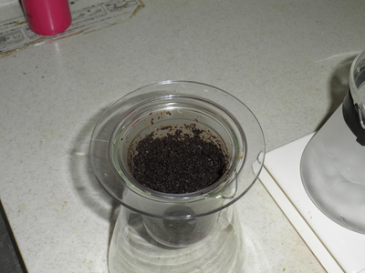 40mlの水で湿らせたコーヒー粉をフィルターに入れる