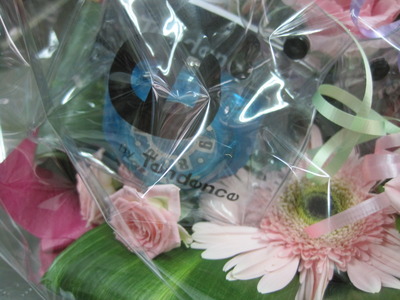 カラフル時計と花束のプレゼント