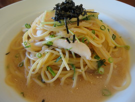 お昼はパスタ
