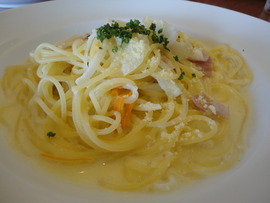 お昼はパスタ