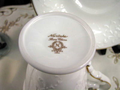 白いレリーフのコ−ヒー碗皿