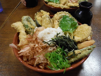 昨日の晩ご飯は小麦冶の野菜天ぷらのぶっかけうどんでした！